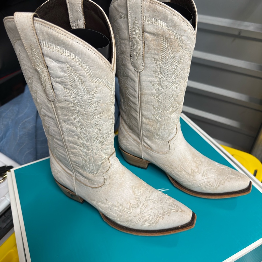 Lane Women’s Lexington Embroidered Cowboy Boots in Ceramic Crackle in size 9 M.